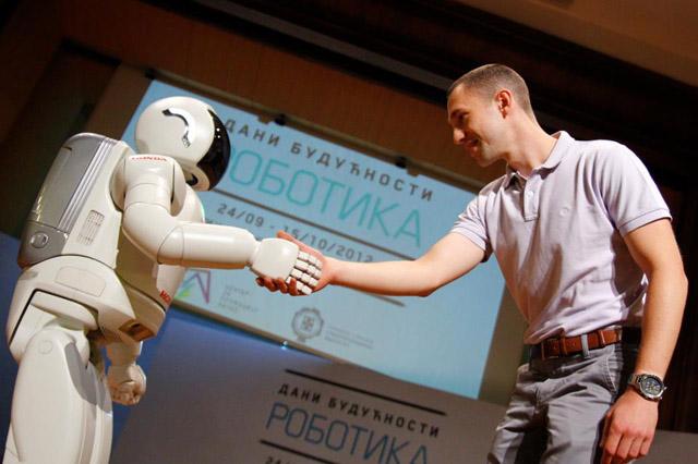 Prvi srpski robot Marko jaše prema deci