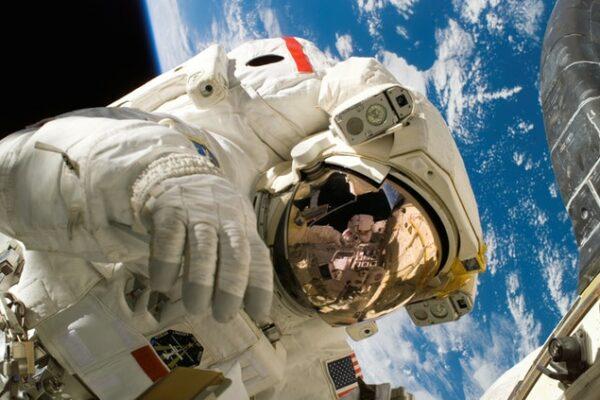 Astronauti nose pradu
