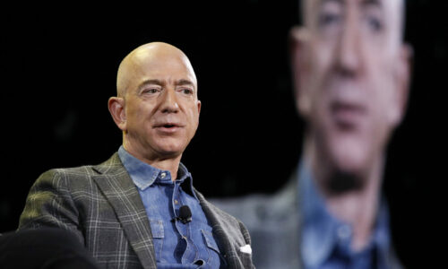 Džef Bezos (Jeff Bezos) Bernar Arno ispod Bezosa