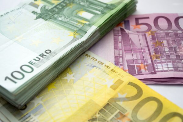 Novac, plata u EU