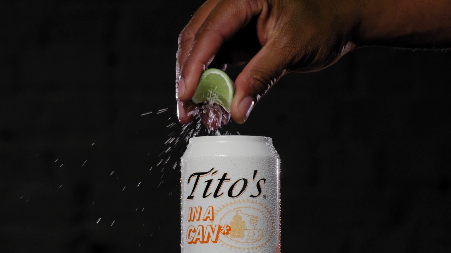 Tito's vodka, limenka (YouTube)