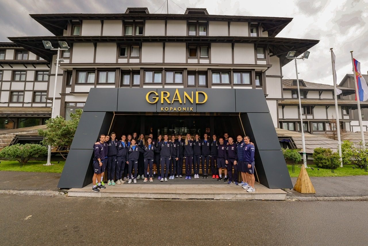 Ženska odbojkaška reprezentacija ispred hotela Grand Kopaonik