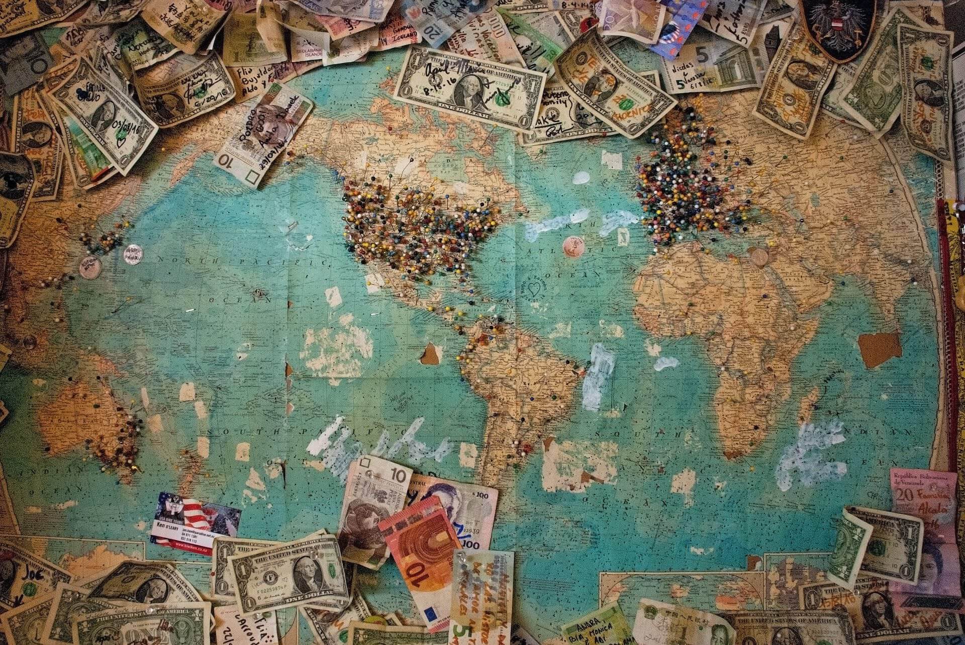 Novac, mapa, svet (Unplash)