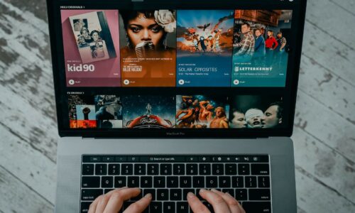 Serije, laptop (Unsplash)