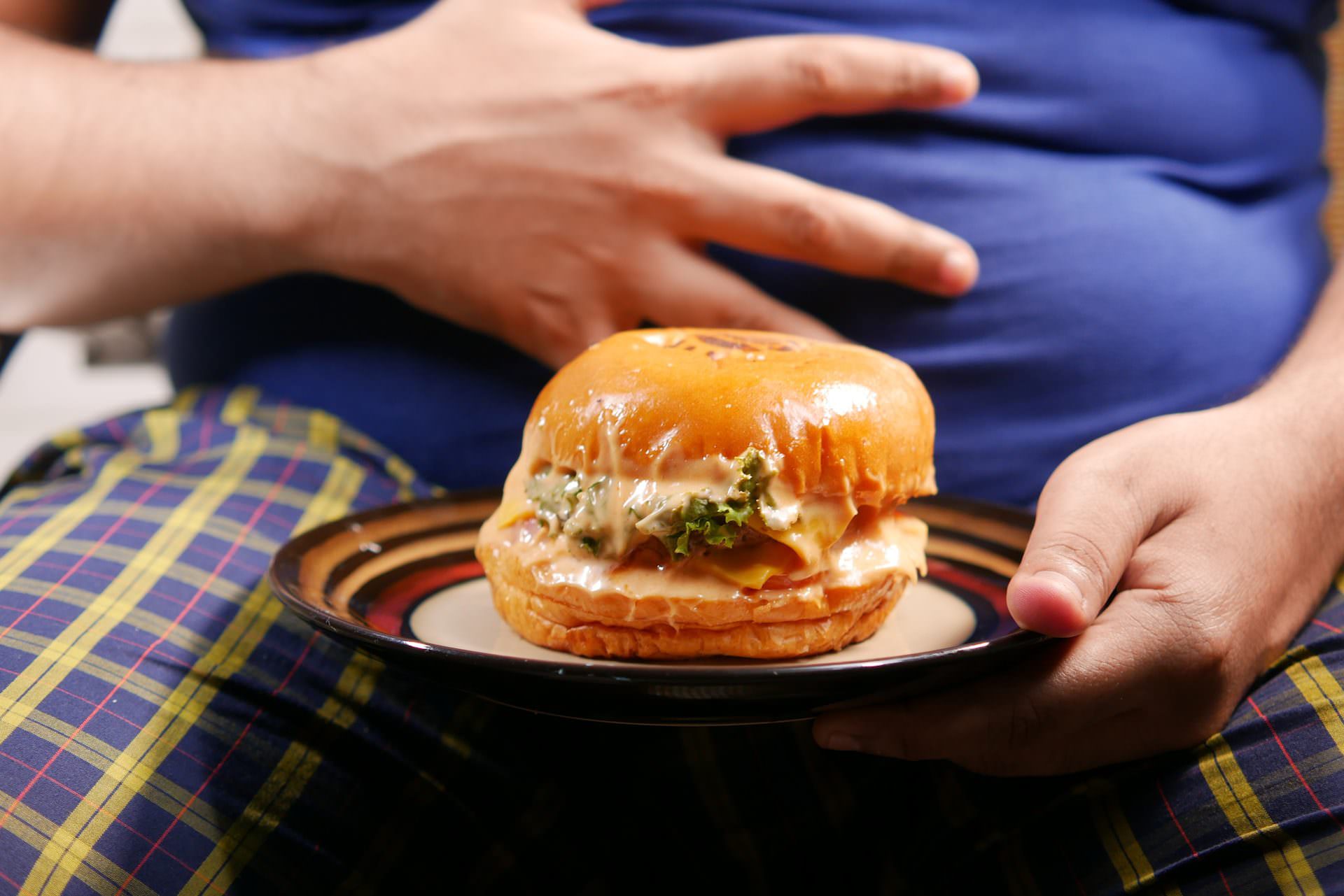 gojaznost, stomak, hamburger unsplash