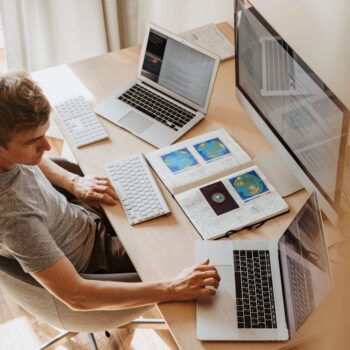 Posao, programer IT (Pexels) CMS