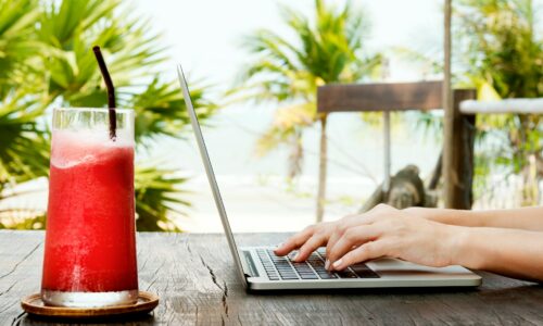 rad od kuće, plaža, laptop, posao