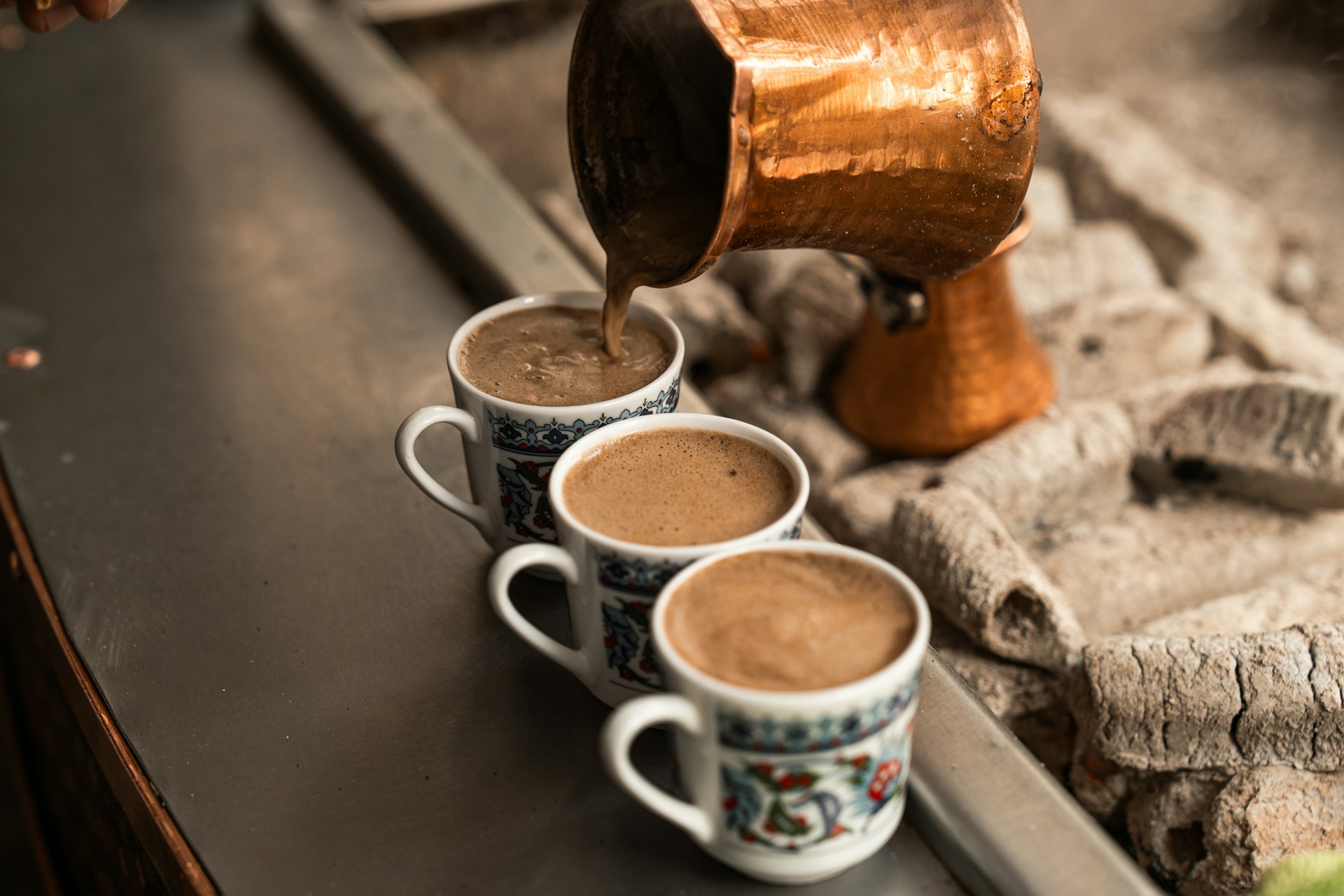 ispijanje kafe, kafa, turska kafa