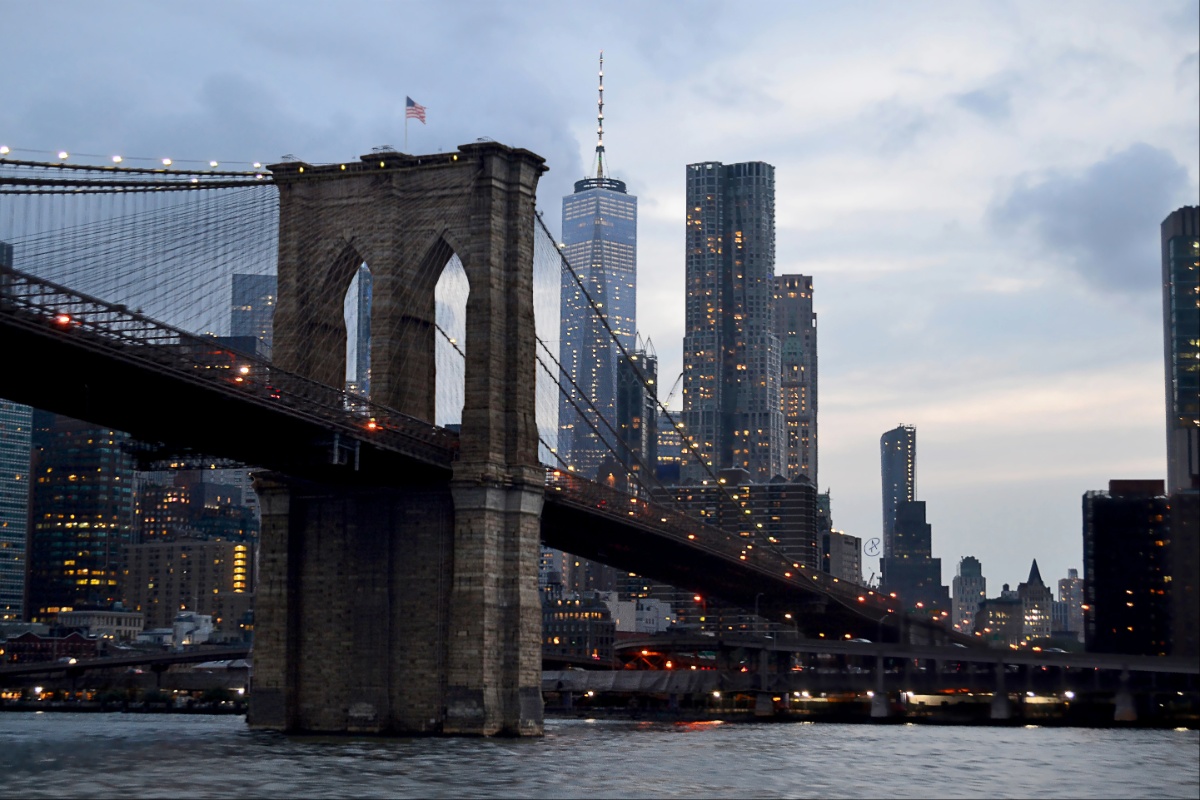 Njujork, neboderi A landscape shot of brooklyn bridge in the new USA with a gray gloomy sky