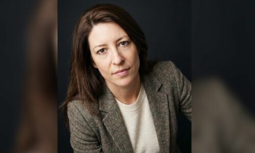 Autor fotografije: Mirjam Maričić, Privatna arhiva, autorka teksta se fotografisala sama i u AI zamenila pozadinu. (Fotografiju sala Marija Andrić)