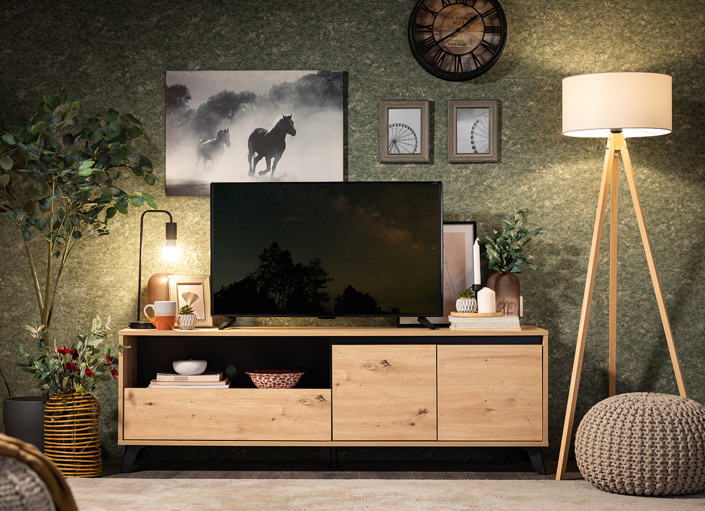 Uredan i praktičan dnevni boravak uz TV police