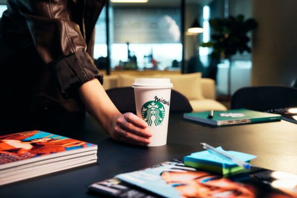 Starbucks_Prada_2