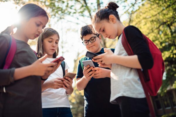 deca, telefon, mobilni telefon