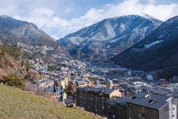 Andora, Grad, prestonica, putovanja